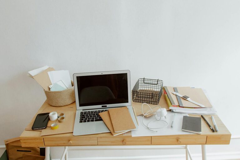 Consejos prácticos para organizar tu espacio de trabajo en casa y ser más productivo